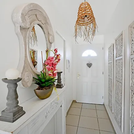 Holiday home 3 Bedroom Stunning In Bagnols-sur-Ceze