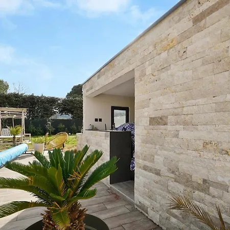 Holiday home 3 Bedroom Stunning In Bagnols-sur-Ceze